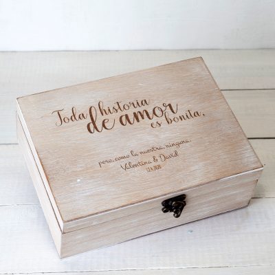 Caja de madera personalizada "Toda historia de amor"